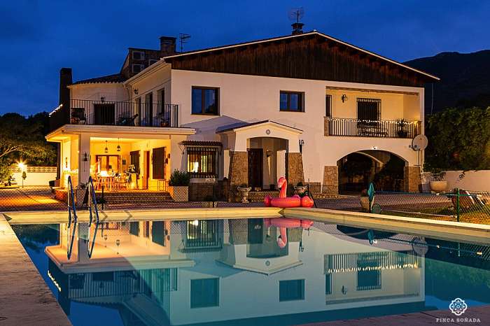 Finca Soñada - Das Haupthaus mit dem großen Pool im Vordergrund. Mögen Sie es auch, bei Sonnenuntergang nackt zu baden?